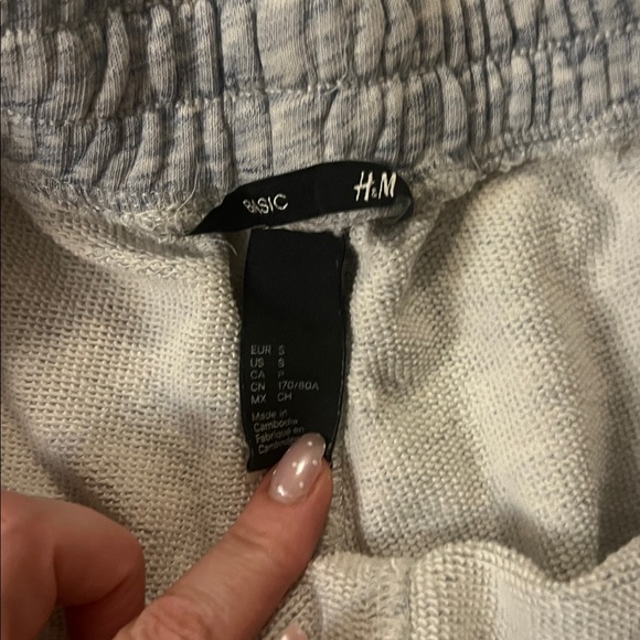 H&M Men's Athletic Gray Shorts - Picture 2 of 3